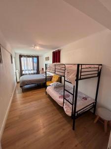 ヴァルベールにあるAppartement aux pieds des pistesの二段ベッドが2つある部屋