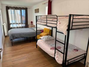 ヴァルベールにあるAppartement aux pieds des pistesの二段ベッドが3つある部屋