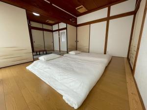 Postel nebo postele na pokoji v ubytování 貸切宿 弥栄 -iyasaka-