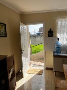 a kitchen with a door leading to a patio at Recanto das Corujas in Campos do Jordão