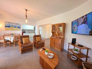 een woonkamer met een bank en een tafel bij Villa Alprochinhos in Porches