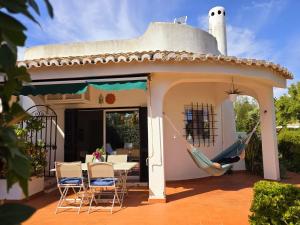 een prieel met een hangmat op een terras bij Villa Alprochinhos in Porches