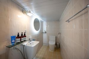 un piccolo bagno con un water e un lavandino di Big Star Stay a Busan