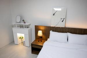 una camera da letto con un letto e un tavolo con una lampada di Big Star Stay a Busan Altre 22 foto