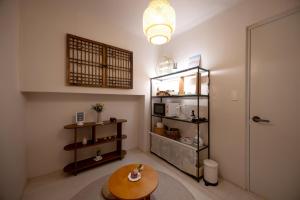 un soggiorno con tavolo e mensola di Big Star Stay a Busan