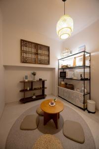 un soggiorno con tavolo e mensola di Big Star Stay a Busan