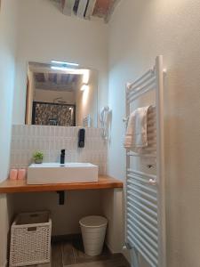 un bagno con un lavandino bianco e uno specchio di Il Rifugio del Borgo a Città della Pieve