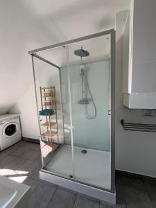 Una cabina de ducha de cristal con escalera en una cocina. en Sunset Dieppe, en Dieppe 23 fotos más