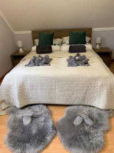 A bed or beds in a room at Pusztavár-Lak