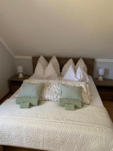 A bed or beds in a room at Pusztavár-Lak
