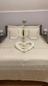 A bed or beds in a room at Pusztavár-Lak