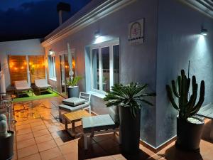 Ein Sitzbereich in der Unterkunft La Casita del Arco Ático