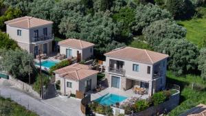 een luchtfoto van een huis met een zwembad bij Veramente Villas With Sea view in Lefkada +36 foto's
