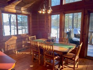 Gallery image of The Hideaway on Clear Lake Island in Hayward +41 photos