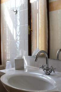 un baño con lavabo y espejo en San Rocco Relais, en Soiano del Lago
