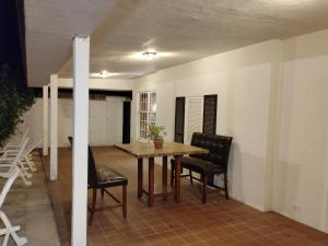 Posezení v ubytování Massive 4 Bedroom House with Pool