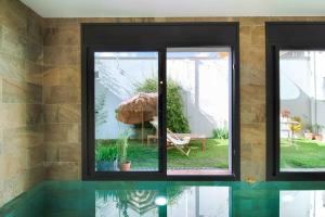 Bazén v ubytovaní Loft con piscina climatizada de agua salada y parking en el centro de Figueres alebo v jeho blízkosti