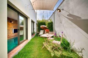 Vonkajšia záhrada v ubytovaní Loft con piscina climatizada de agua salada y parking en el centro de Figueres