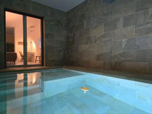 Bazén v ubytovaní Loft con piscina climatizada de agua salada y parking en el centro de Figueres alebo v jeho blízkosti
