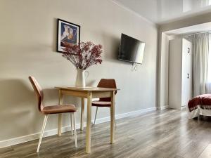 TV a/nebo společenská místnost v ubytování Студия ПРОВАНС в центре Алматы