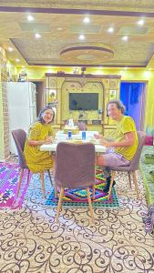 Televisyen dan/atau pusat hiburan di Issa Snaffi Bedouin home +35 gambar