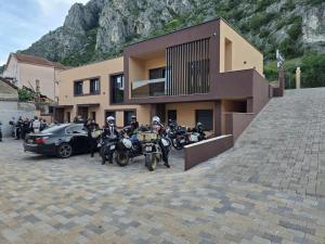 Nespecifikovaný výhled na hory nebo výhled na hory při pohledu z hotelu