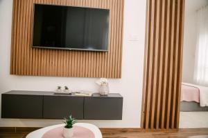 TV a/nebo společenská místnost v ubytování POOL RESORT- Vila Lena- Studio 3