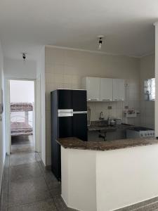 Η κουζίνα ή μικρή κουζίνα στο Apartamento com vista lateral da praia