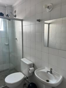 Ένα μπάνιο στο Apartamento com vista lateral da praia