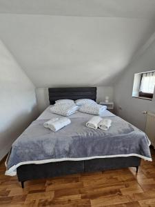 un dormitorio con una cama con dos almohadas en Holiday Home Peaceful Retreat, en Visoko