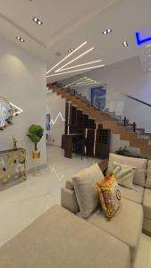 Posezení v ubytování Beautifully furnished 5 bedroom with pool