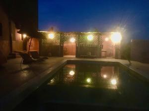 Sundlaugin á Hotel Carrefour des Nomades eða í nágrenninu
