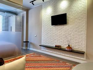 Televisyen dan/atau pusat hiburan di Студия МОНО с видом на Коктобе