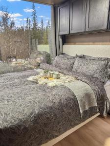 a bed with a tray of food on top of it at Fela Mirror Cabin Designer Hideaway 1000 m Above Sea Level in Aurdal +12 photos