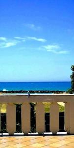 Vista generica sul mare o vista sul mare dall'interno del bed & breakfast