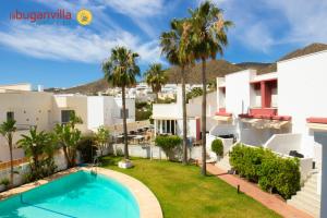 The swimming pool at or close to Apartamentos la Buganvilla
