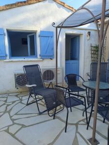a group of chairs and a table on a patio at Studio indépendant in Le Pontet