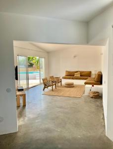 Χώρος καθιστικού στο Casa 70 - Surfboard included