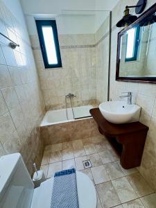 Koupelna v ubytování Rousolakos Pool Apartments + 28 fotografií