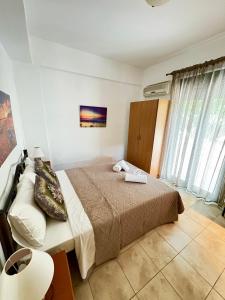 Postel nebo postele na pokoji v ubytování Rousolakos Pool Apartments