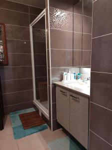 Ένα μπάνιο στο Cozy and Modern Studio in Greater Paris