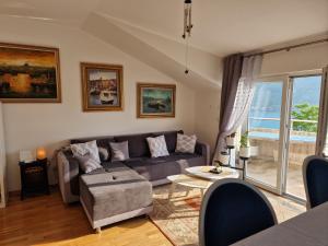 Victor Kotor Sea view的休息区
