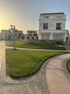 a white house with a street light in front of it at Villa Mountain View 4 October in ‘Ezbet `Abd el-Ḥamîd