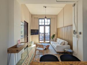 ein Wohnzimmer mit Sofa und Tisch in der Unterkunft Donovan By Wynwood House in Panama-Stadt