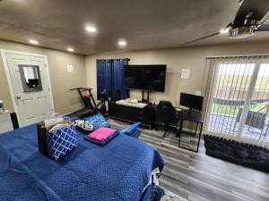 Televisor o centre d'entreteniment de Entire Basement with private Entrance within walking distance from the Gaylord hotel