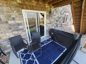 Zona d'estar a Entire Basement with private Entrance within walking distance from the Gaylord hotel