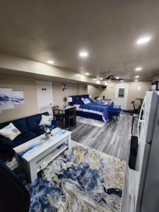 Zona d'estar a Entire Basement with private Entrance within walking distance from the Gaylord hotel