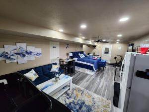 Zona d'estar a Entire Basement with private Entrance within walking distance from the Gaylord hotel