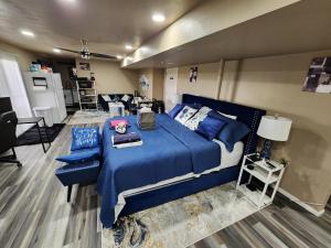 Llit o llits en una habitació de Entire Basement with private Entrance within walking distance from the Gaylord hotel
