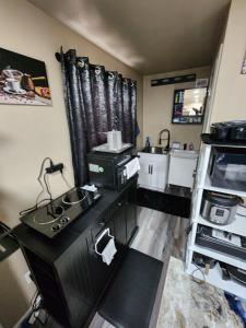 Cuina o zona de cuina de Entire Basement with private Entrance within walking distance from the Gaylord hotel